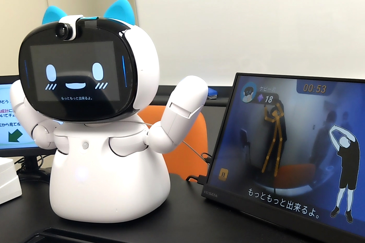 AIコーチングロボットとのストレッチゲームの様子